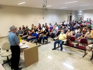 Dom Devair ministra aula inaugural do Curso Diocesano de Teologia na Paróquia São Pedro, em Piracicaba